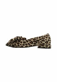 Leopardprint platte schoen van textiel, met een decoratieve strik aan de voorkant en een lage, ronde hak.