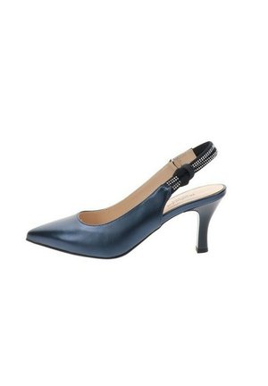 Scarpa con tacco alto slingback in satin blu navy, con punta affusolata, cinturino regolabile e dettagli con borchie sul tacco. Taglia e vestibilità non specificate.