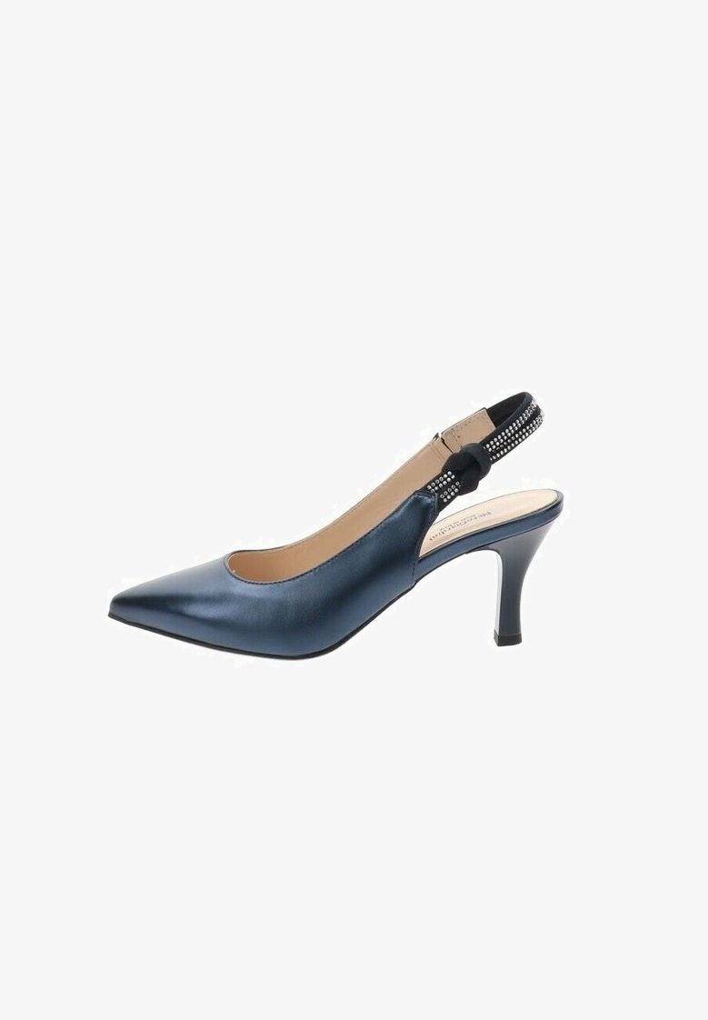 Scarpa con tacco alto slingback in satin blu navy, con punta affusolata, cinturino regolabile e dettagli con borchie sul tacco. Taglia e vestibilità non specificate.
