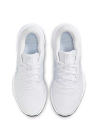 Chaussures de sport blanches avec une tige en mesh respirant, un intérieur bleu clair contrastant et une semelle texturée. Lacets et logo visibles.