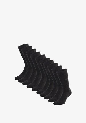 Tien paar zwarte sokken van crew-lengte, naast elkaar gerangschikt op een witte achtergrond, met uniforme vorm en textuur.