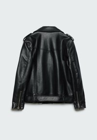 Czarna skórzana kurtka o gładkiej fakturze, z wyraźnym kołnierzem, naramiennikami oraz ozdobnymi zamkami przy mankietach. Widok z tyłu.