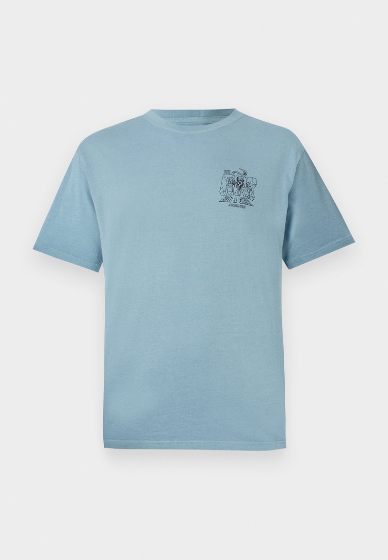 Helles blaues Baumwoll-T-Shirt mit lockerer Passform, das ein kleines schwarzes Grafikdesign auf der linken Brustseite aufweist. Kurze Ärmel und Rundhalsausschnitt.