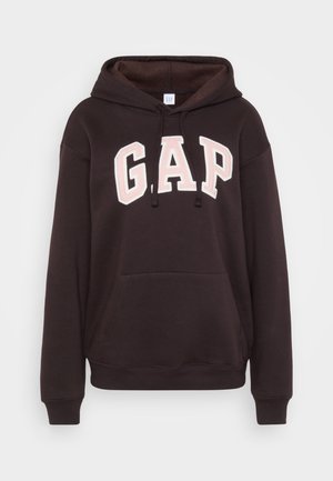 Svart hettegenser med en stor, rosa brodert "GAP" logo på fronten, kenguru-lomme, snor i hetta og ribbestrikkede mansjetter.