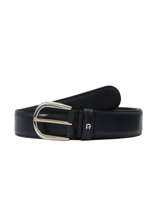Navyblauer Leder-Gürtel mit einer silberfarbenen Metallschnalle, glatter Textur und einem eleganten Design mit einem dezenten, auf das Leder geprägten Logo.