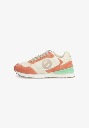 Baskets de sport avec tige en mesh beige, accents en daim corail, semelle intermédiaire vert menthe et design arrondi. Présente un système de laçage et un détail de logo.