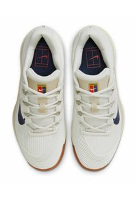 Weiße Sportschuhe mit einem strukturierten Mesh-Obermaterial, marineblauen Akzenten und einer Gummisohle. Merkmale ein kleines, mehrfarbiges Logo auf der Zunge.