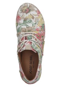 Scarpa con motivo floreale, realizzata con una tomaia in tessuto testurizzato nei toni del rosa, giallo e verde. Presenta lacci bianchi e una soletta beige con il marchio.