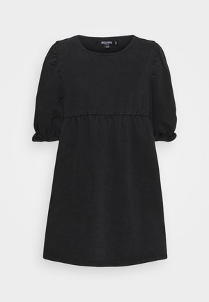Zwarte jurk met korte mouwen en pofmouwen, ronde hals en geplooide taille, weergegeven op een effen lichte achtergrond.