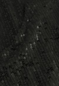 Țesătură neagră cu numeroase paiete reflectorizante dispuse într-un model, adăugând textură și profunzime suprafeței.