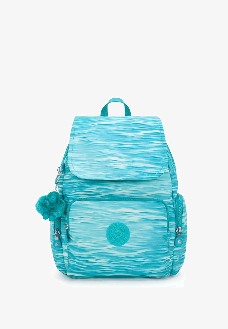 Mochila turquesa con un patrón de olas, que cuenta con un bolsillo frontal, tapa superior, cierres con cremallera y un llavero de mono peludo adjunto.