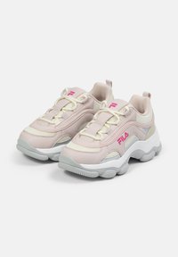 Sneakers atletici rosa e crema realizzati con materiali in rete e sintetici, dotati di una suola bianca spessa e accenti rosa delicati.