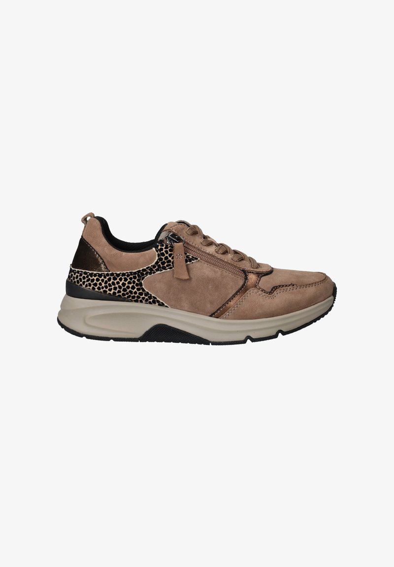 Suède sneakers in lichtbruin met een leuwenprintaccent. Heeft een zwarte en beige zool, ronde neus en vetersluiting.