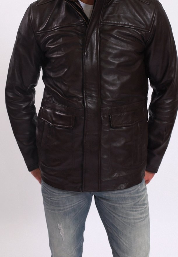 Braune Lederjacke mit einem Frontreißverschluss, zwei Brusttaschen und zwei unteren Klapptaschen; sie hat eine glatte Oberfläche und ein klassisches Design.