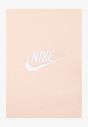 Roze katoenen stof met een witte geborduurde Nike-logo en een swoosh-ontwerp, gecentreerd voor zichtbaarheid. Gladde textuur, minimalistische stijl.