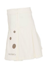 Witte geplooide rok met een verborgen ritssluiting en gouden stipaccenten, voorzien van een bedrukt logo aan de zoom. Gemaakt van een lichtgewicht stof.