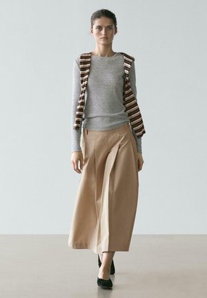 WITH BOX - Pleated skirt - sand