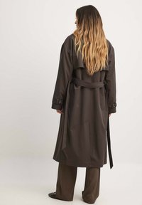 NA-KD Trenčkot - brown