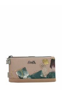 Cartera con cierre de cremallera, hecha de material texturizado de color rosa claro. Presenta patrones abstractos coloridos en tonos verdes y dorados. Acentos de metal plateado.