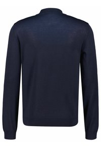 Tamsiai mėlynas megztinis su ilgomis rankovėmis, apvaliu apykaklė ir nubridusiais rankogaliais bei apačia; sklandus paviršius be matomų raštų.