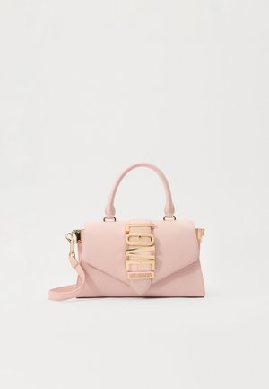 Petit sac à main rose avec poignée supérieure, boucle dorée portant l'inscription "LOVE," et bandoulière amovible sur fond blanc.