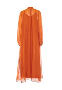 Lunga veste arancione trasparente con scollatura alta e maniche lunghe e fluttuanti. Presenta una sottile schiena aperta e una silhouette fluida.