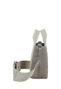 Piccola borsa rettangolare in tessuto grigio e beige con una superficie testurizzata, caratterizzata da un dettaglio a catena, spallacci robusti e una chiusura con clip metallica.
