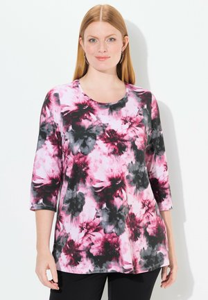 Dreiviertel-Ärmel Oberteil im Batikmuster. Überwiegend pink mit schwarzen und grauen Blumenakzenten. Weicher Stoff mit rundem Halsausschnitt.