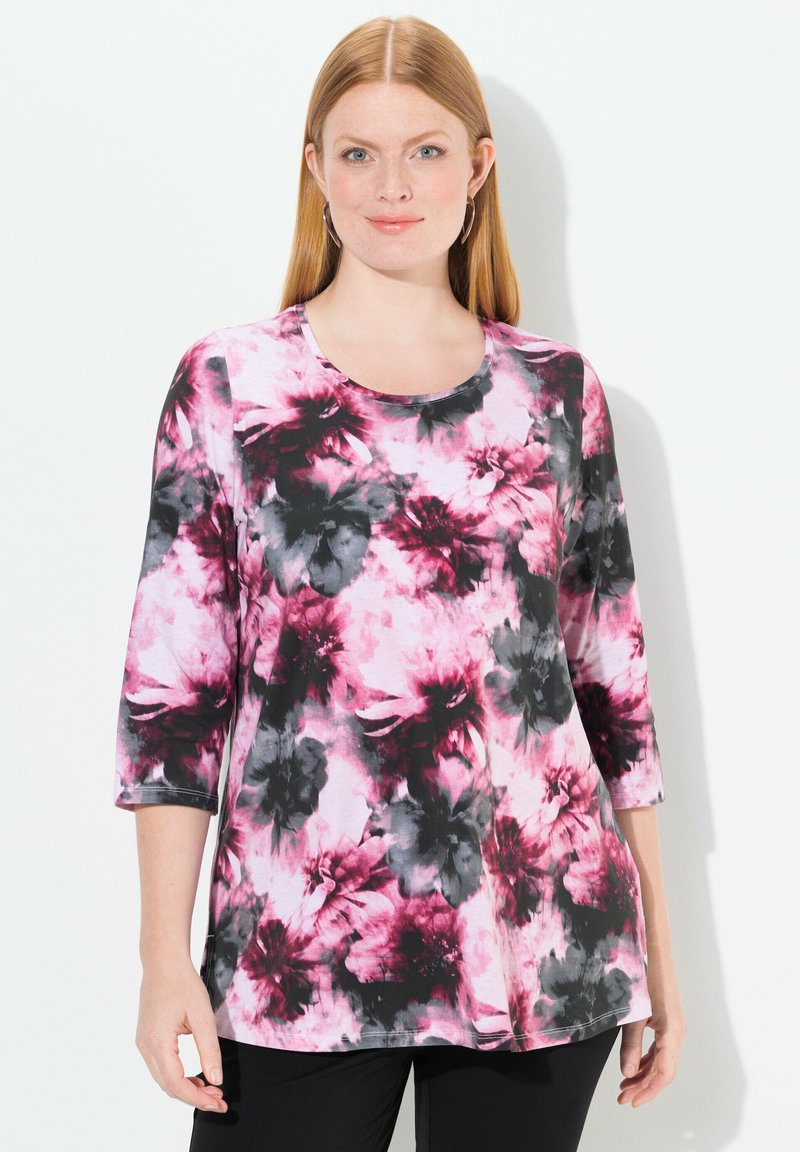Tříčtvrteční rukávy s topem v tie-dye vzoru. Převážně růžová s černými a šedými květinovými akcenty. Měkká látka s kulatým výstřihem.