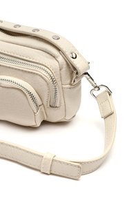 Borsa a tracolla in pelle bianca con numerose tasche con zip, hardware argentato e finitura testurizzata. Strappo regolabile attaccato.