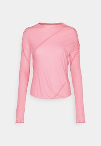 Haut rose à manches longues avec encolure ronde et détails de coutures diagonales, silhouette cintrée, et bords subtilement froncés aux manches et à l'ourlet.