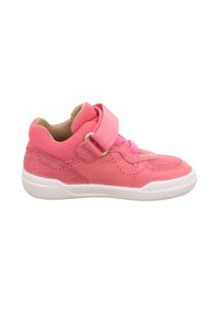Pinkfarbener Kindersneaker mit weißer Sohle, Mesh- und Lederobermaterial, gepolstertem Schaft, elastischen Schnürsenkeln und einem breiten Klettverschluss.
