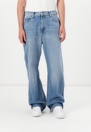 Lichtblauwe denim jeans met een losse pasvorm, vijf zakken en een knoopsluiting. Bevat subtiele vervaging en contrasterende stiksels.