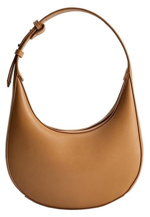 Braune Lederschultertasche in Halbmondform mit verstellbarem Riemen und Schnallenverschluss auf weißem Hintergrund.