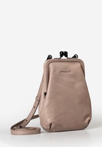 Kleine beigefarbene Lederhandtasche mit runder Form, Akzenten aus schwarzem Metallverschluss und einem verstellbaren Tragegurt. Strukturierten Oberfläche mit subtiler Markenkennzeichnung.