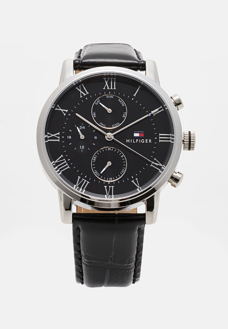 Zwart lederen horloge met een zilveren roestvrijstalen kast, zwarte wijzerplaat, Romeinse cijfers, drie subdials en een kleine datumaanduiding.