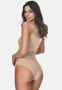 Beige tanktop en bijpassende slips, gemaakt van glad, rekbaar materiaal, met dunne bandjes en een strakke pasvorm met subtiele stikdetails.