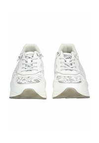 Sneaker sportive bianche con design a lacci, caratterizzate da una parte superiore in rete a fantasia e una suola in gomma solida. Accentuate con dettagli grigi discreti.