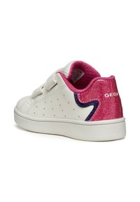 Białe sneakersy z różowym i błyszczącym akcentem. Posiadają perforowany wzór, pewne paski oraz teksturowaną białą podeszwę. Widoczne logo Geox.