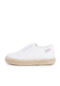 Chaussure de style espadrille en coton blanc avec une tige texturée, un bout rond et une semelle en jute tressé ; dotée de trois œillets pour les lacets et d'une étiquette logo colorée.
