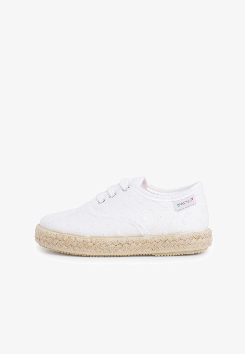 Chaussure de style espadrille en coton blanc avec une tige texturée, un bout rond et une semelle en jute tressé ; dotée de trois œillets pour les lacets et d'une étiquette logo colorée.