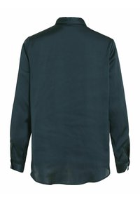 Chemise satinée vert foncé à manches longues avec un ourlet droit et des poignets boutonnés, vue de dos sur un fond blanc.