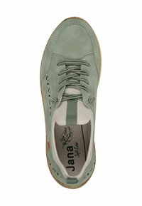 Baskets en cuir vert clair avec une pointe arrondie, design perforé, lacets ton sur ton et une étiquette décorative. Doublure douce et semelle intérieure rembourrée visibles.