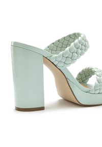 Mintgroene hoge hakken sandalen met een chunky blokhak en twee gevlochten banden over de wreef, gemaakt van glad leer.