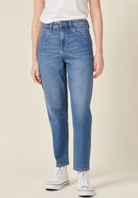 Lichtblauwe denim jeans met een hoge taille, rechte pijpen en subtiele vervaging. Voorzien van vijf zakken en een knoopsluiting.