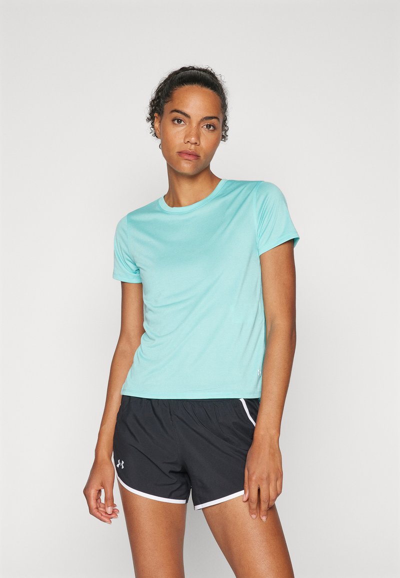 Lichtblauw sportt-shirt, korte mouwen, ronde halslijn, zachte stof, gecombineerd met zwarte shorts met witte accenten en een elastische tailleband.