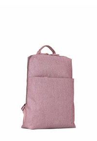 Sac à dos en tissu rose avec une texture lisse, une poignée supérieure, une poche avant et un logo en relief en bas. Fermeture par zip.