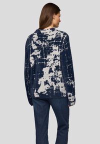 Marineblaue und cremefarbene, flauschige Pullover mit abstrakter Textur, lockerer Passform, langen Ärmeln, hohem Ausschnitt und zwei Seitentaschen. Für Komfort entworfen.