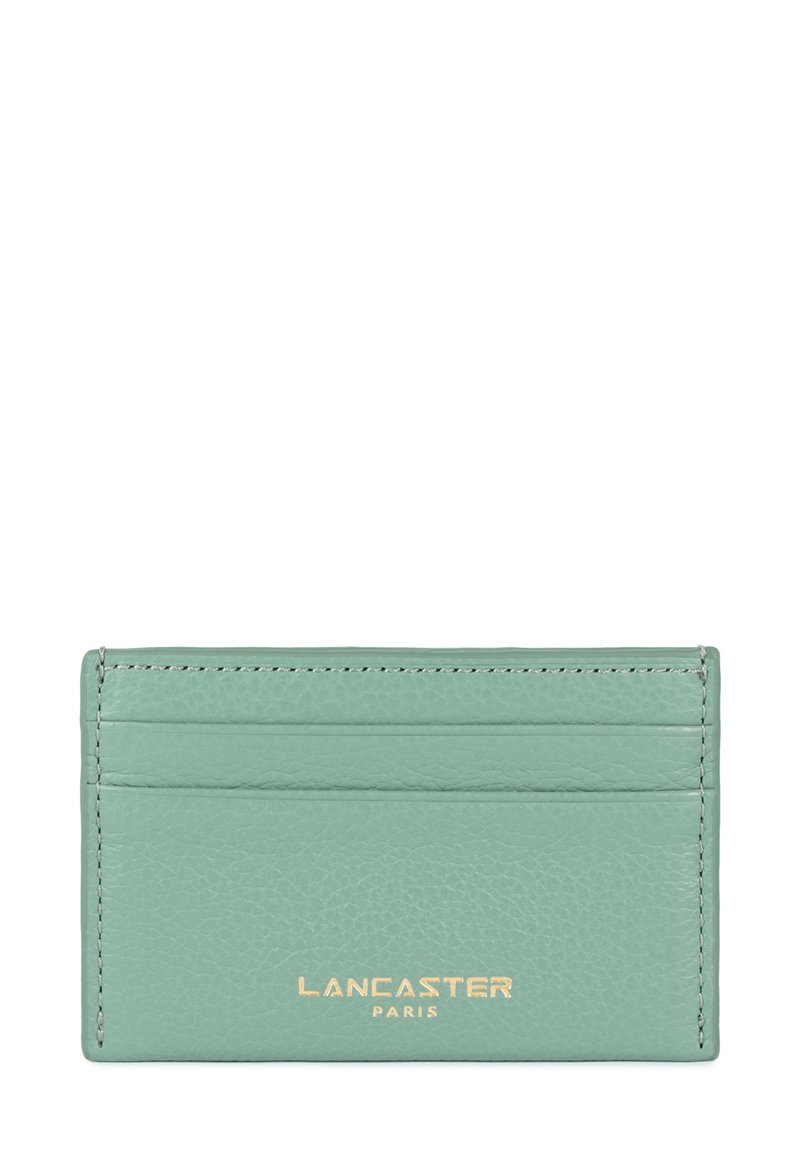Portafoglio in pelle verde menta con quattro slot, cuciture ordinate e logo "LANCASTER PARIS" in oro in rilievo. Texture liscia.