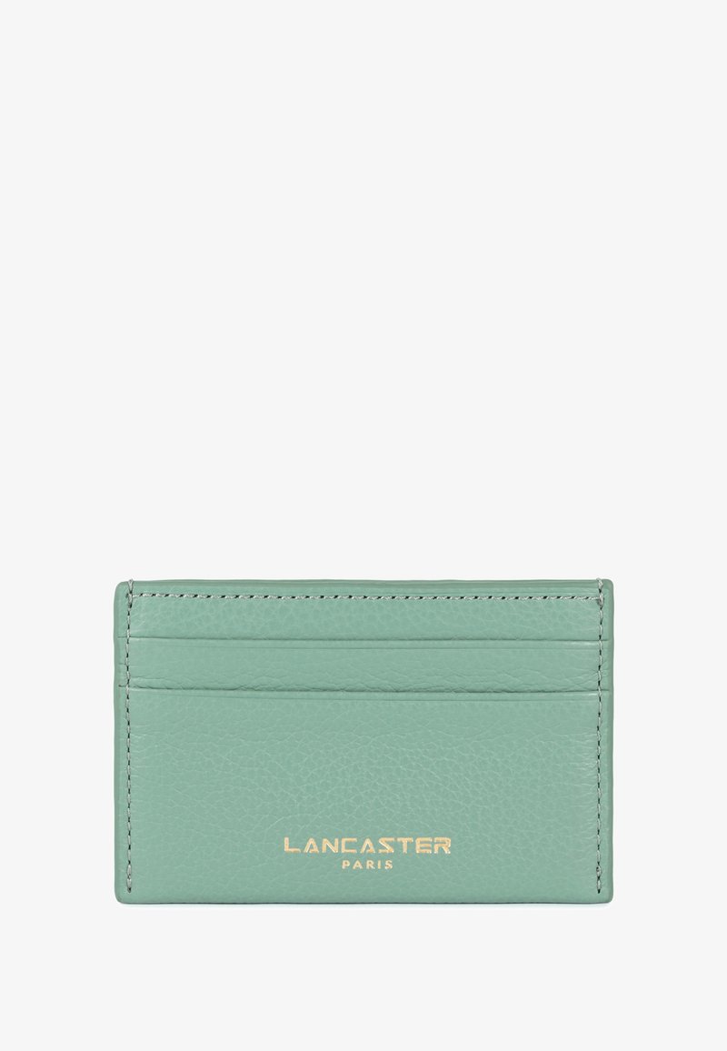 Portafoglio in pelle verde menta con quattro slot, cuciture ordinate e logo "LANCASTER PARIS" in oro in rilievo. Texture liscia.